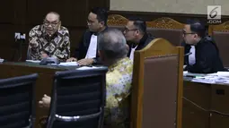Terdakwa suap pembangunan PLTU Riau-1, Johannes Budisutrisno Kotjo (kiri) saat menjalani sidang lanjutan di Pengadilan Tipikor, Jakarta, Kamis (25/10). Sidang mendengar kesaksian Dirut PT PLN (Persero), Sofyan Basir. (Liputan6.com/Helmi Fithriansyah)
