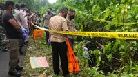 Aparat Kepolisian melakukan olah TKP penemuan mayat di Melonguane, Kabupaten Kepulauan Talaud.