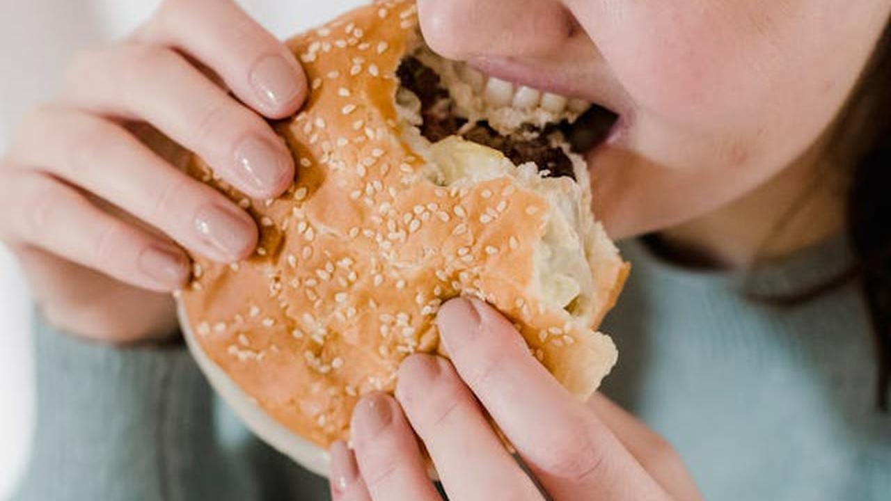 Kenapa Makanan Cepat Saji Begitu Menggoda? Ini Penjelasan Ahlinya