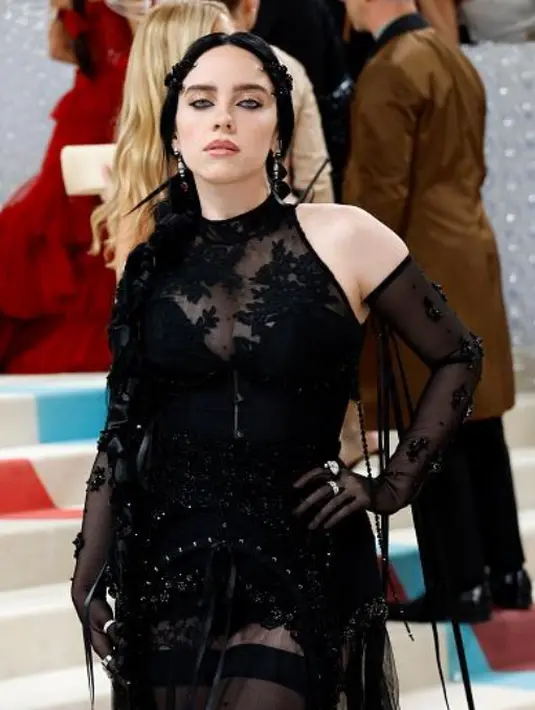 Billie Eilish penuhi tubuhnya dengan deretan aksesori dari Cartier. Seperti anting Cartier High Jewelry dengan ruby dan onix, cincin Panthere de Cartier yang ikonik, hingga cincin Cartier Love Ring. [Cartier]