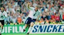 Alan Shearer meraih sepatu emas Piala Eropa 1996 dengan mencetak 5 gol, namun gagal membawa Inggris menjadi juara setelah kalah dari Jerman di semifinal. (www.squawka.com)