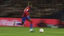 Penyerang Crystal Palace, Wilfried Zaha membawa bola saat bertanding melawan Arsenal pada pertandingan lanjutan Liga Inggris di stadion Selhurst Park di London, Inggris, Selasa (5/4/2022). Crystal Palace menang telak atas Arsenal 3-0. (AP Photo/Ian Walton)