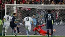Pemain PSG, Zlatan Ibrahimovic, mencetak gol ke gawang Marseille pada final Coupe de France di Stade de France, Sabtu (21/5/2016). (AFP/Thomas Samson)
