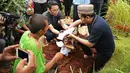 Di TPU Kamboja, Radio Dalam, Jakarta Selatan, Rabu (1/2/2017) pagi, air mata Bekti terlihat usai ia menguburkan sendiri jenazah anaknya. Tangisan Bekti yang pecah saat itu membuat para pelayat ikut bersedih. (Bambang E. Ros/Bintang.com)