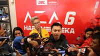 DBL secara resmi merilis sepatu Aza 6 edisi khusus di DBL Store Pakuwon Mall, Surabaya, Senin (12/8/2019), dihadiri CEO dan Founder DBL Indonesia, Azrul Ananda. (Bola.com/Aditya Wany)