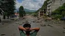Seorang anak laki-laki melihat kerusakan akibat banjir bandang di sepanjang Sungai Trishuli di distrik Nuwakot, Nepal, Rabu, 26 Agustus 2026. (Foto AP/Niranjan Shrestha)