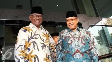 Ketua Umum PBNU, Said Aqil Siradj (kanan) disambut Plt Ketua KPK, Taufiequrachman Ruki saat menghadiri acara buka puasa bersama di Gedung KPK, Jakarta, Kamis (9/7/2015). Presiden dan Wapres ikut hadir dalam acara tersebut. (Liputan6.com/Helmi Afandi)