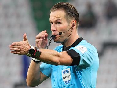 Wasit asal Belanda, Danny Makkelie terpilih untuk memimpin laga pembuka Euro 2020 (Euro 2021) antara Turki melawan Italia, Sabtu (12/6/2021) dini hari WIB. Sosoknya sempat menjadi perbincangan kala memimpin laga Kualifikasi Piala Dunia 2022 Serbia kontra Portugal. (Foto: AFP/Karim Jaafar)