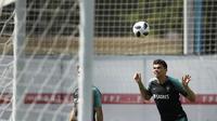 Bek Portugal, Pepe, menyundul bola saat latihan jelang laga putaran kedua Piala Dunia di Kratovo, Rusia, Selasa (19/6/2018). Portugal akan berhadapan dengan Maroko. (AP/Francisco Seco)