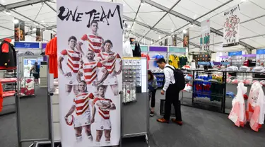 Seorang pria mencari aksesoris rugby di Rugby World Cup 2019 Megastore di distrik Shinjuku yang ramai di Tokyo (8/10/2019). Rugby World Cup diselenggarakan dari 20 September hingga 2 November 2019. (AFP Photo/Kazuhiro Nogi)