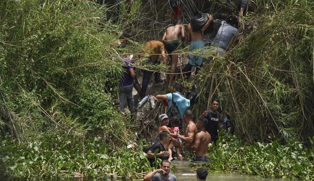 Pihak berwenang Washington tengah bersiap untuk mengatasi lonjakan migran dengan meningkatkan keamanannya di perbatasan. (AP Photo/Fernando Llano)