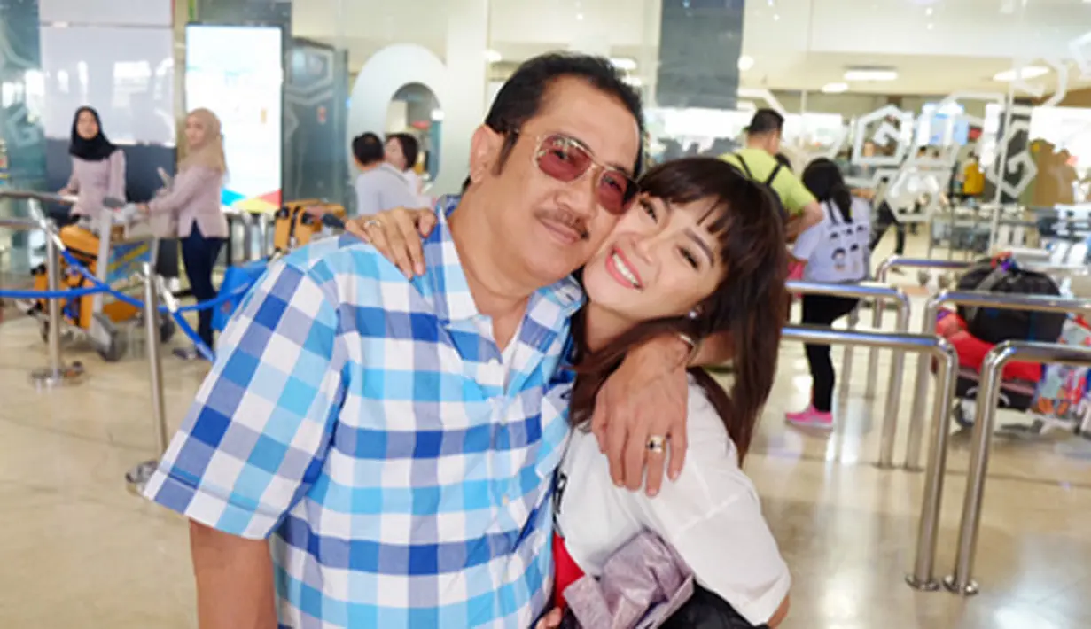 Menurut bintang sinetron Insya Allah Ada Jalan itu, momen perpisahan sementara itu menjadi yang terberatnya saat menjadi seorang istri. Ia meninggalkan orang-orang tercinta selama ini. (Instagram/shezaidris)