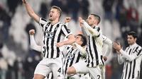 Para pemain Juventus merayakan kemenangan atas Udinese pada laga lanjutan Liga Italia di Allianz Stadium, Turin, Italia, Minggu (16/1/2022) dini hari WIB. (Fabio Ferrari/LaPresse via AP)
