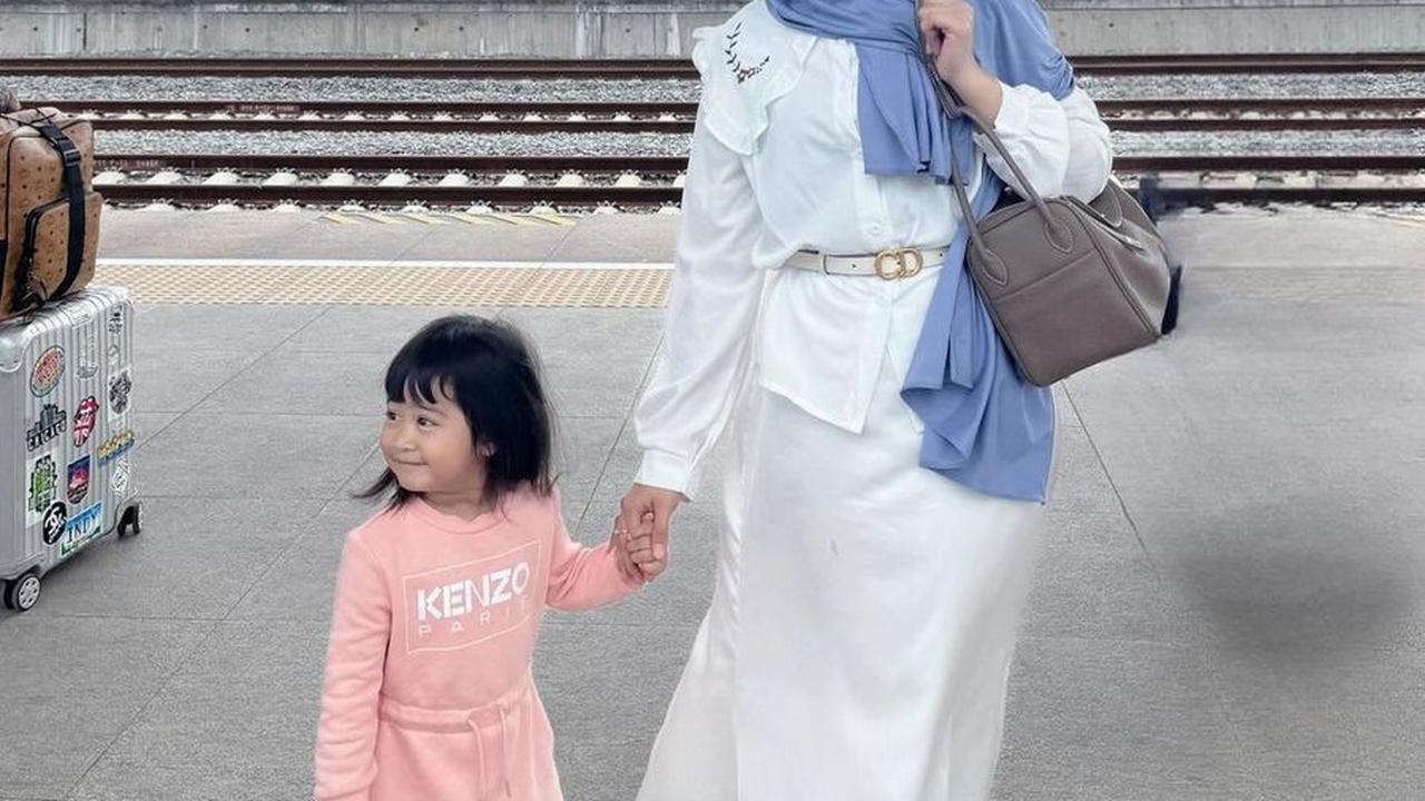 "Akhirnya dari situ, kita mulai panggil guru, terapi apa, dokter apa segala macem. Aku sampai ke empat DSA (Dokter Spesialis Anak)," ujar Ria Ricis dalam podcast Melaney Ricardo.