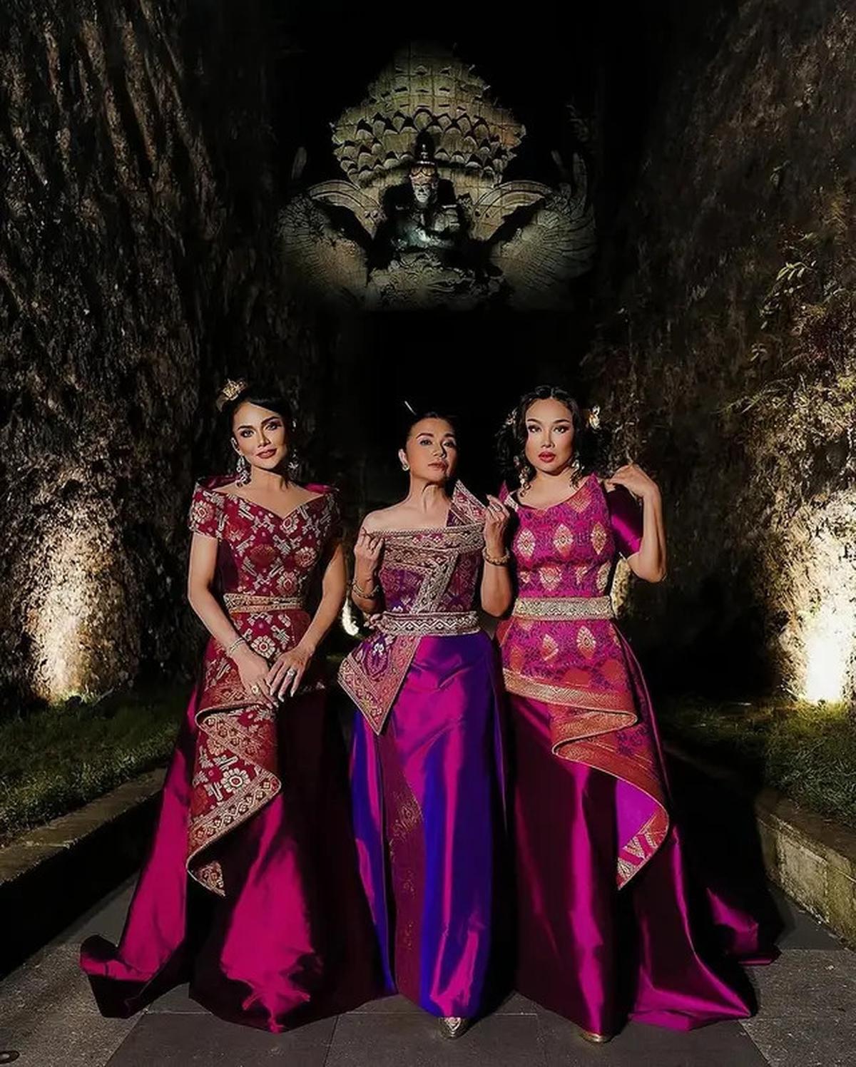 Gaya Kompak Tiga Diva Krisdayanti, Ruth Sahanaya, dan Titi DJ di Satu Panggung, Tampil Energik di Usia 50an