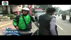 Kawanan ojek online yang tengah asyik mangkal di atas trotoar jalan, di kawasan Senayan, Jakpus, kabur berhamburan demi menghindari razia.