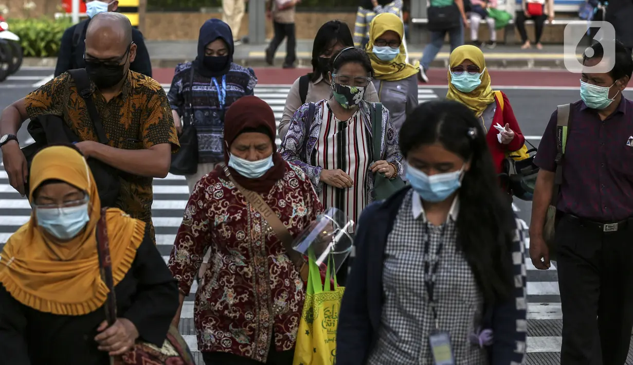 Aktivitas pekerja pada saat jam pulang kantor di kawasan Sudirman, Jakarta, Selasa (18/5/2021). Ketua Umum Kamar Dagang dan Industri Rosan Perkasa Roeslani mengatakan, animo para pengusaha terhadap program Vaksinasi Gotong Royong sangat tinggi. (Liputan6.com/Johan Tallo)