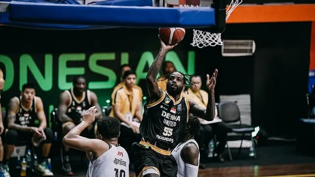 Aksi pemain asing Dewa United di IBL 2023