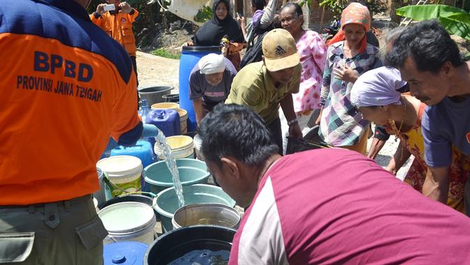 Warga Patimuan, Cilacap, mengantre bantuan air bersih pada kemarau panjang 2015. (Foto: Liputan6.com/Muhamad Ridlo)