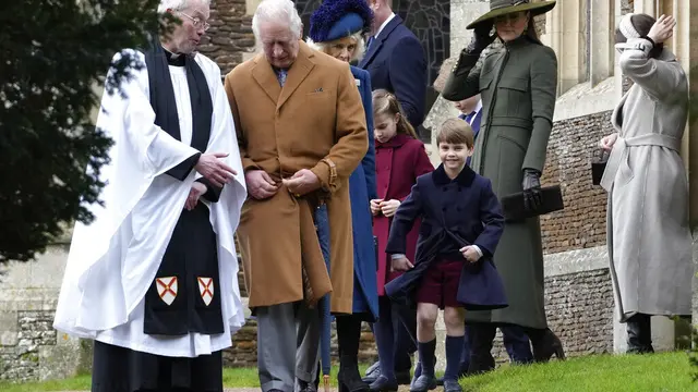 Pangeran Louis dan ibunya, Kate Middleton menghadiri Misa Natal 2022. (AP Photo/Kirsty Wigglesworth)