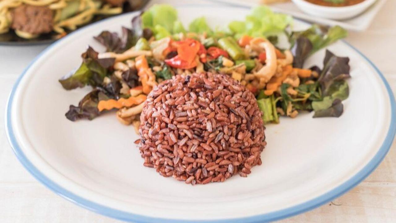 1. Nasi Merah: Pati Sehat yang Mengenyangkan