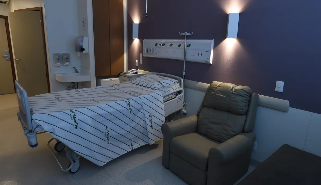 Kamar rumah sakit yang akan digunakan Nyemar di Mater Dei Hospital, Belo Horizonte, Brasil, (2/3/2018). Neymar mengalami retak pada tulang metatarsal saat memperkuat PSG melawan Olympique Marseille. (AFP/Douglass Magno)
