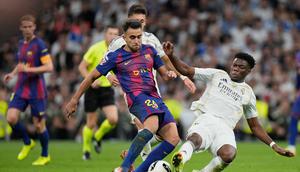 Aurelien Tchouameni (Real Madrid) menghalau Eric Garcia (Barcelona) dalam laga La Liga 2025/2026 di Santiago Bernabeu, 26 Oktober 2025. (AP Photo/Bernat Armangue)