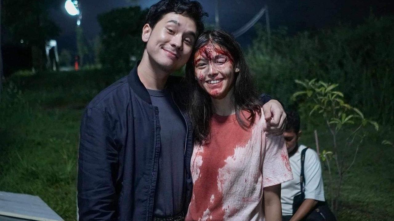 Meskipun memerankan sosok Romo yang serius dan berwibawa, Jerome tetap tak ragu untuk menebarkan senyum hangat di antara pengambilan gambar.<br>