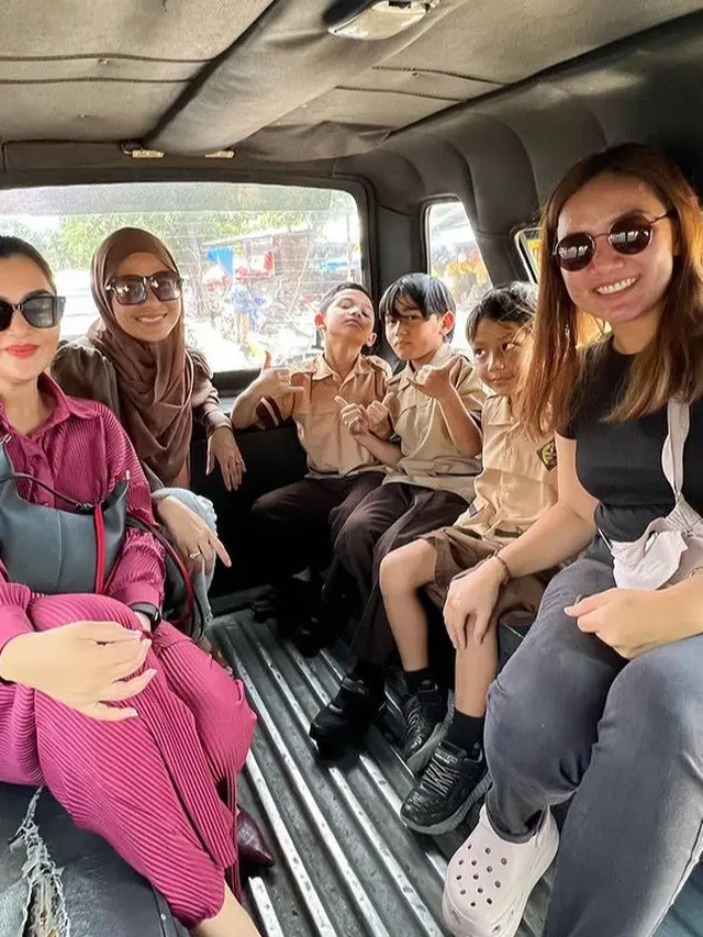 Gaya Ashanty dan Meisya Siregar Naik Angkot. [@meisya_siregar]