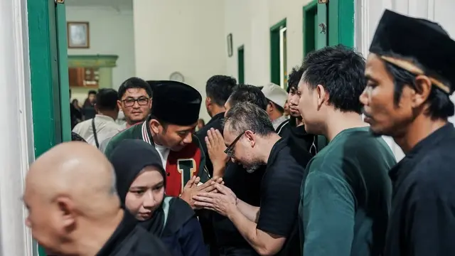 Komedian Nurul Qomar Meninggal Dunia, Ini 6 Potret Denny Cagur Melayat ke Rumah Duka