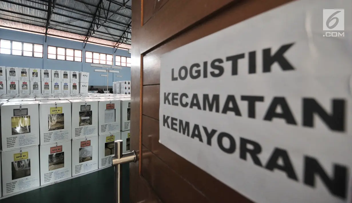 Tumpukan kotak suara Pemilu 2019 yang telah digembok dan disegel sebelum didistribusikan ke kelurahan di Gudang Logistik Kecamatan Kemayoran, Jakarta, Senin (15/4). Penyegelan dilakukan untuk menjamin keamanan surat suara saat didistribusikan. (merdeka.com/Iqbal Nugroho)