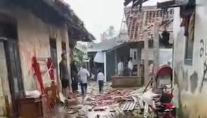 Rumah warga di Ciseeng Bogor porak-poranda di terjang angin kencang, Selasa (18/11/2025). (Liputan6.com/Achmad Sudarno)