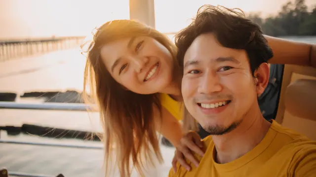 couple oktober tidak berlebihan