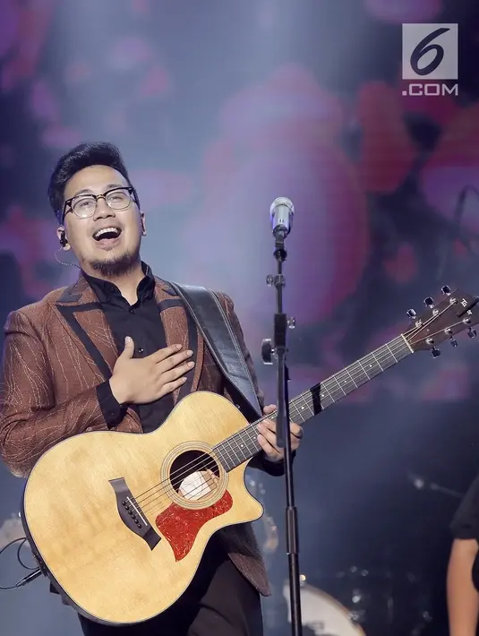 Penyanyi Aderaprabu Lantip Trengginas alias Adera dalam konser 'Harmonia: Titik Balik' di Balai Sarbini, Jakarta, Kamis (14/2). Konser yang juga diisi oleh penyanyi Glenn Fredly tersebut berlangsung tepat di hari Valentine. (Fimela.com/ Bambang E. Ros)
