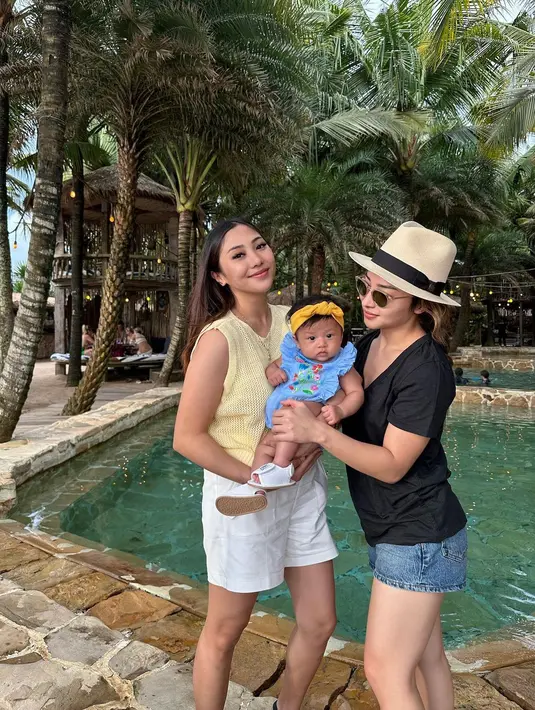 Sama-sama punya bayi, gaya kompak keduanya saat liburan sambil momong anak di Bali mencuri perhatian. @nikitawillyofficial94.