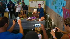 Pria bernama Divaldo Aguiar berbaring di dalam peti saat melakukan festival Burial of Pachencho di Santiago de Las Vegas, Kuba (5/2). Perayaan ini merupakan tardisi masyarakat setempat yang digelar setiap tangggal 5 Februari. (AP Photo/Ramon Espinosa)