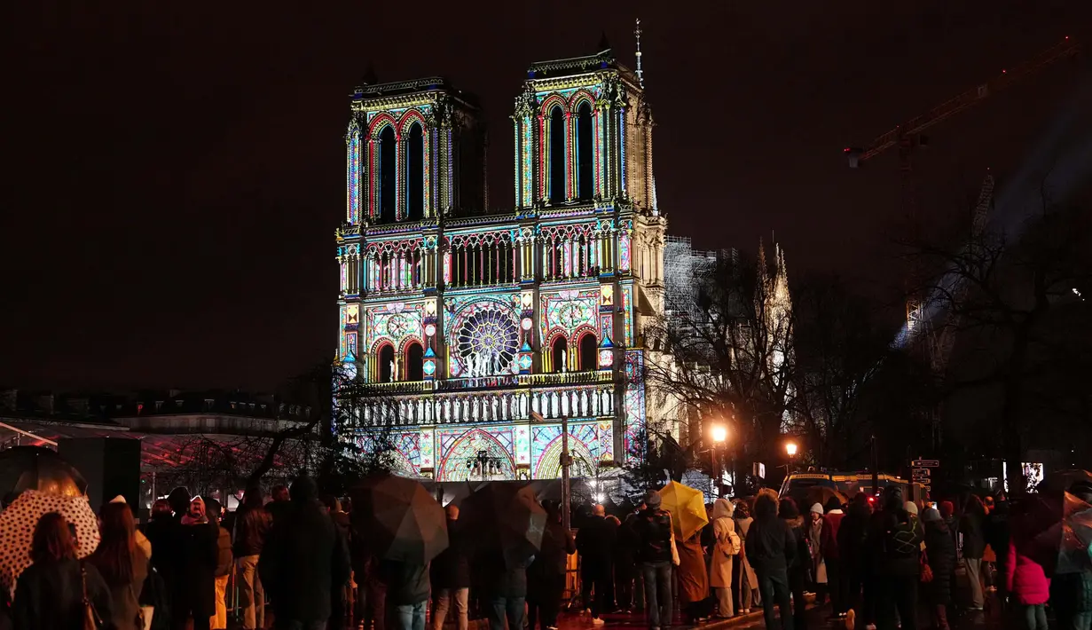 Katedral Notre-Dame Paris resmi dibuka kembali pada Sabtu (7/12/2024), atau lima tahun setelah kebakaran besar yang hampir meruntuhkan bangunan berusia 860 tahun tersebut. (Dimitar DILKOFF/AFP)