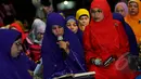 Suasana pengajian kaum ibu yang diselenggarakan di depan halaman gedung KPK, Jakarta, Selasa (17/2/2015).Dalam pengajian ini mereka berharap KPK dan Polri kembali tentram (Liputan6.com/Faisal R Syam)
