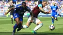 Pemain Leicester City, Wes Morgan (kiri) berebut bola dengan pemain West Ham United, Marko Arnautovic pada lanjutan Premier League di King Power Stadium, Leicester, (5/5/2018).  West Ham menang 2-0. (AFP/Lindsey Parnaby)