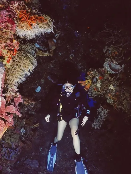 Di momen tersebut, Naysila Mirdad tampil mengenakan pakaian diving berwarna hitam [instagram/naymirdad]