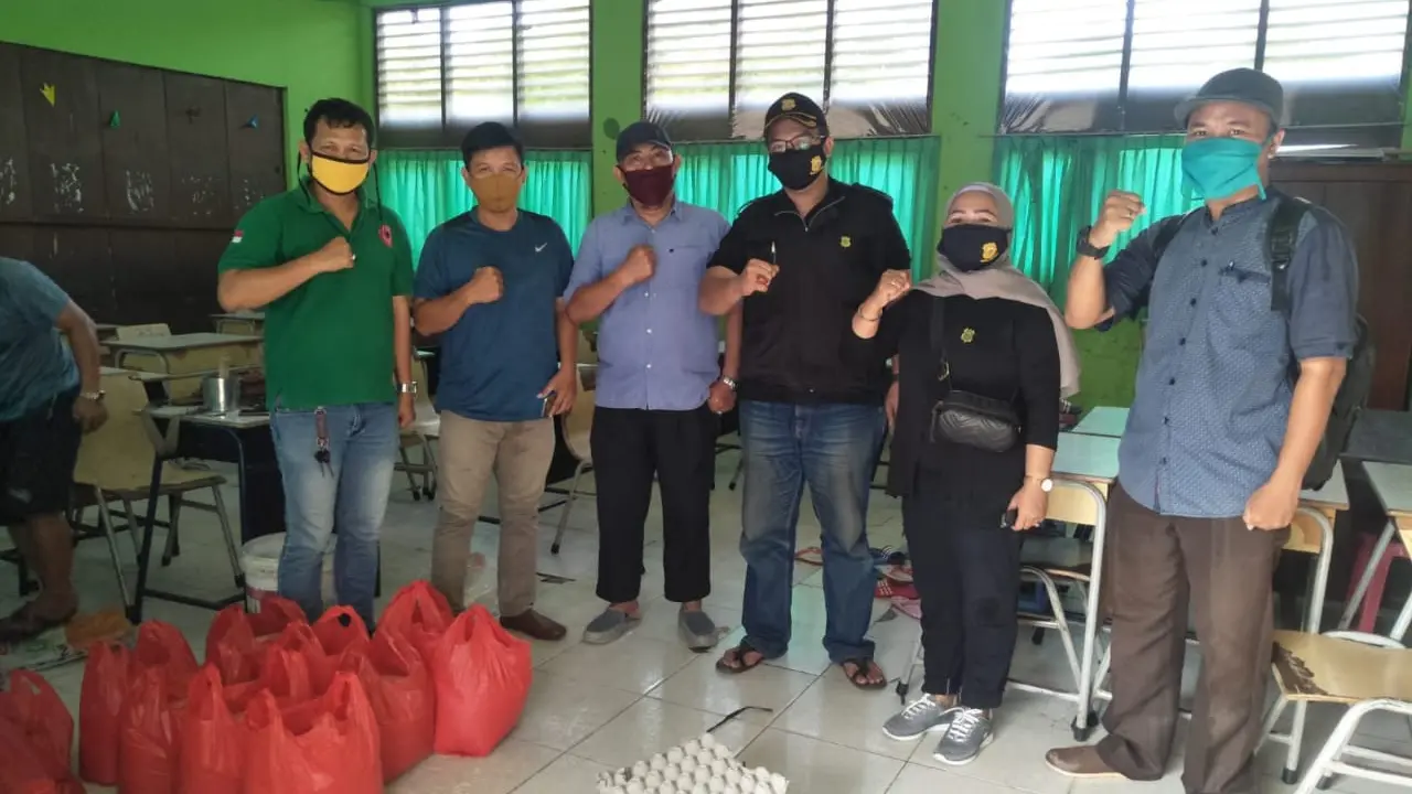 FDKM Jakbar memberikan bantuan sembako kepada warga yang melakukan karantina mandiri (Istimewa).