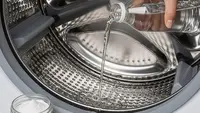 7 Cara Menghilangkan Jamur di Karet Mesin Cuci Secara Alami dan Aman