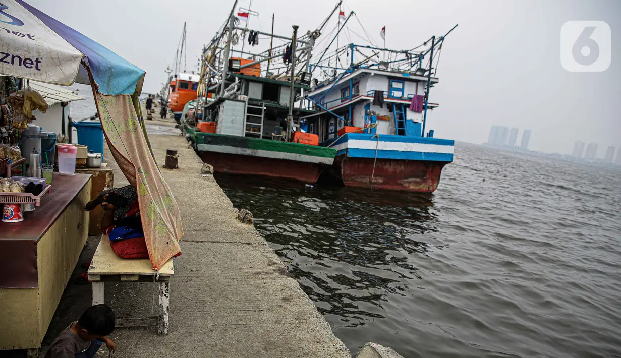 Kapal bersandar di Kali Adem, Muara Angke, Jakarta Utara, Sabtu (2/10/2021). Teluk Angke dan Ancol yang ada di wilayah Jakarta Utara dilaporkan tercemar paracetamol dengan konsentrasi tinggi. (Liputan6.com/Faizal Fanani)