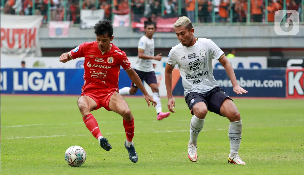 Pemain Persija Jakarta, Aji Kusuma, berusaha melewati pemain Rans Nusantara FC, Muhammad Zamzani, pada pekan ke-22 BRI Liga 1 2022/23 di Stadion Patriot Candrabhaga, Bekasi, Jumat (3/2/2023). Berhadapan dengan RANS Nusantara FC, Macan Kemayoran berhasil menang dengan skor 3-1. (Bola.com/M Iqbal Ichsan)