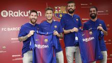 Pemain Barcelona, Lionel Messi, Neymar, Gerard Pique, dan Arda Turan menunjukan jersey baru La Blaugrana di Tokyo, Jepang (13/7/2017). Barcelona resmi merilis jersey baru dengan Rakuten sebagai sponsor utama musim ini. (AP/Eugene Hoshiko)