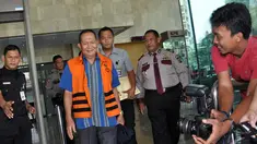 Mantan Hakim ad hoc di Pengadilan Tipikor Bandung Ramlan Comel berjalan usai penandatanganan pelimpahan berkas di gedung KPK, Jakarta, Selasa (23/9). (Liputan6.com/Miftahul Hayat)
