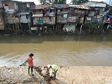 Bangunan semi permanen berdiri di bantaran Sungai Ciliwung, Bukit Duri, Jakarta (29/3). Relokasi tahap kedua dipastikan akan dilanjutkan pada akhir Mei mendatang, meski sebagian warga menolak dan menuntut ganti rugi. (Liputan6.com/Immanuel Antonius)