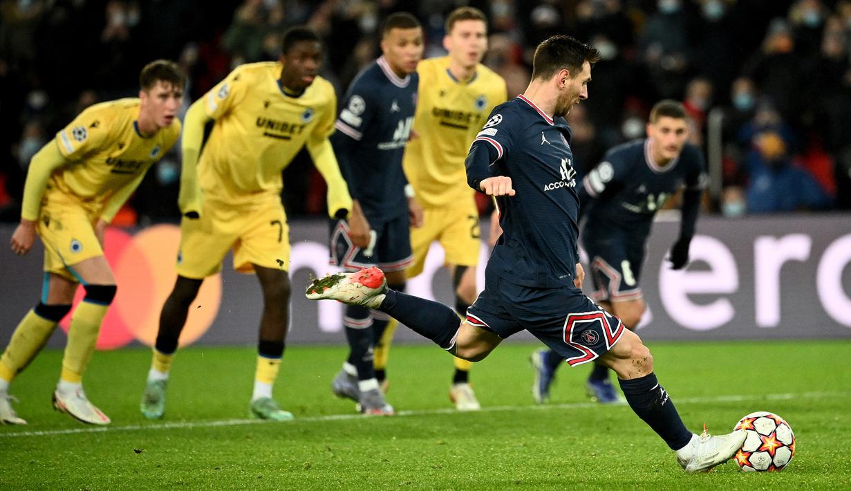Eksekusi yang dilakukan Lionel Messi berbuah gol dan membuat PSG unggul 4-1. (AFP/Anne-Christine Poujoulat)