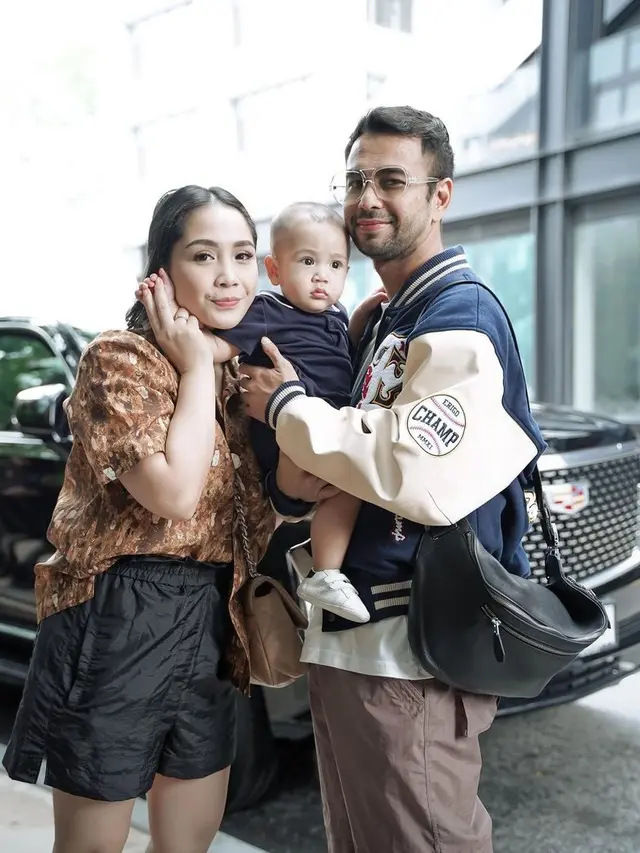 6 Potret Gaya Nagita Slavina di New York, Tetap Stylish dengan Outfit Santai