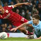 Pemain Manchester City, John Stones berebut bola dengan pemain Bristol City, Bobby Reid pada leg pertama semifinal Piala Liga Inggris di Stadion Etihad, Selasa (9/1). Manchester City harus bersusah payah Bristol City 2-1. (AP/Dave Thompson)